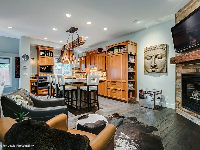 245 N Jackson St — Photo 4