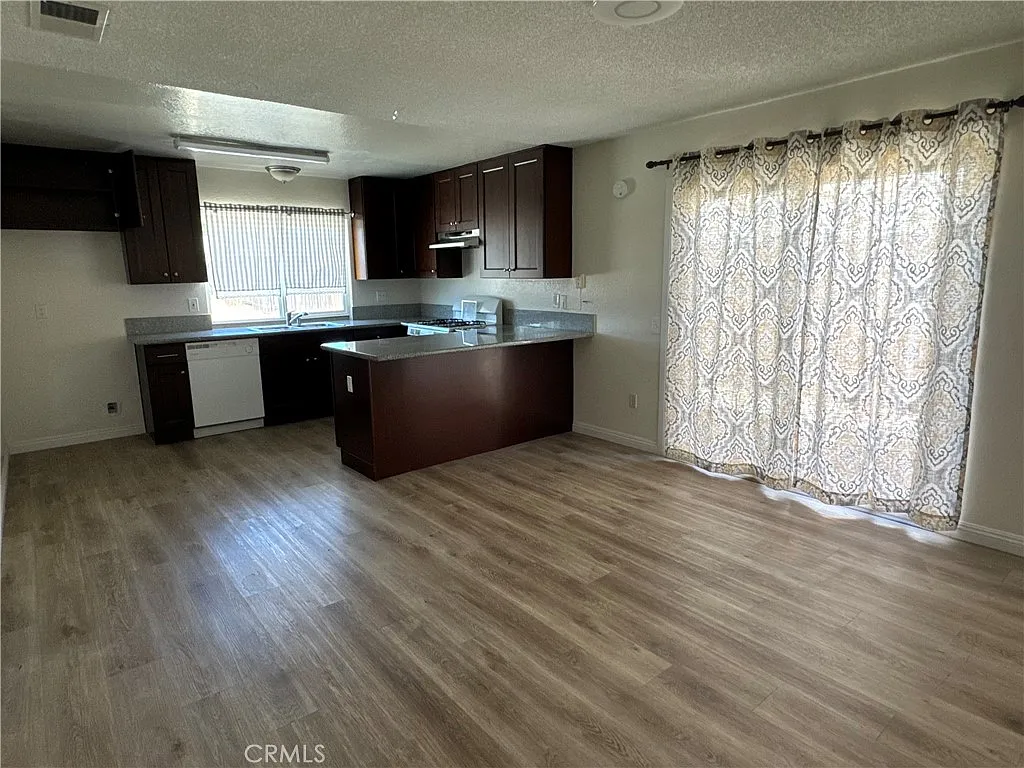 3 bed, 1301 sqft, $2,590 — Photo 2