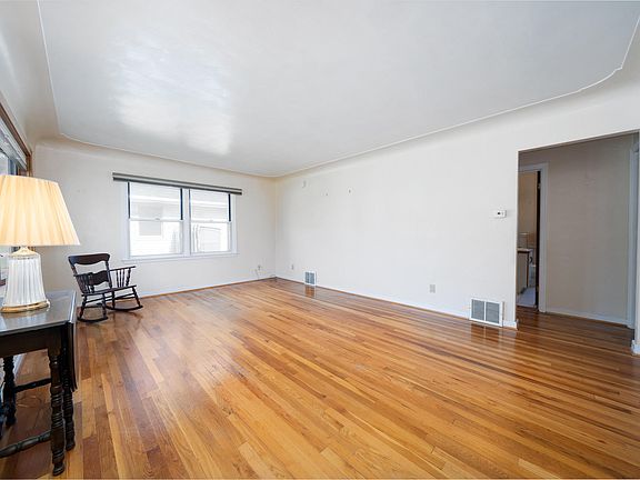 4th image of 4014 Bell Ave NE