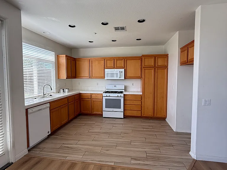 671 Bennett Ave — Photo 8