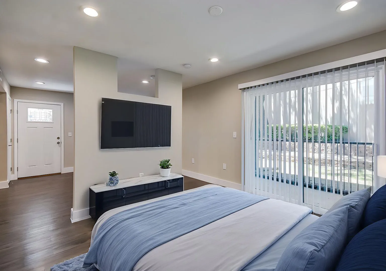 Available: remodeled 1 bed / 1 bath with luxury amenities — Photo 2
