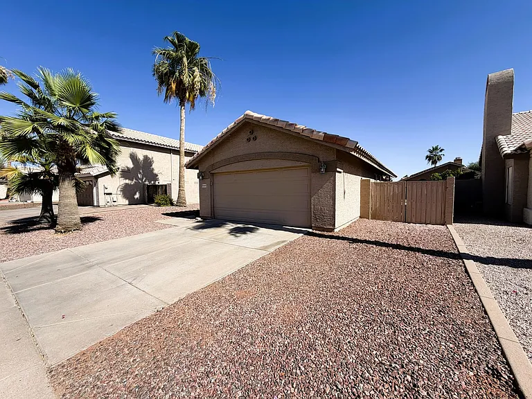 4209 E Mountain Vista Dr — Photo 1