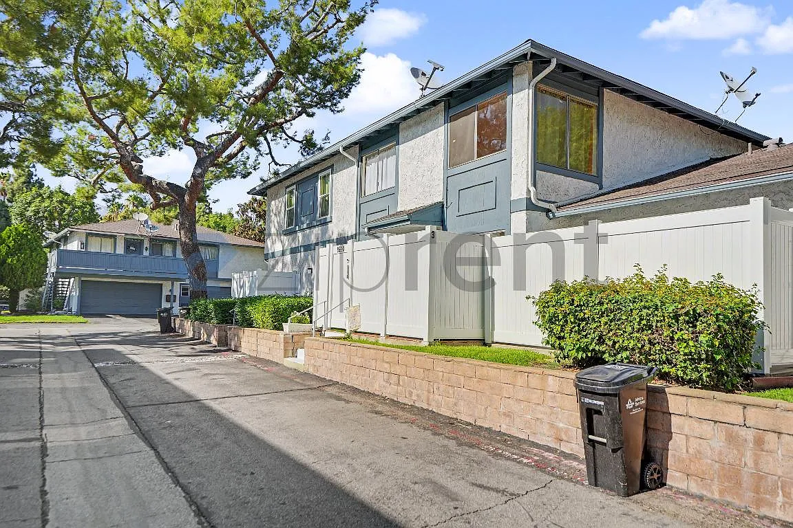 2 bed, 1.5 bath, 922 sqft, $2,650 — Photo 3