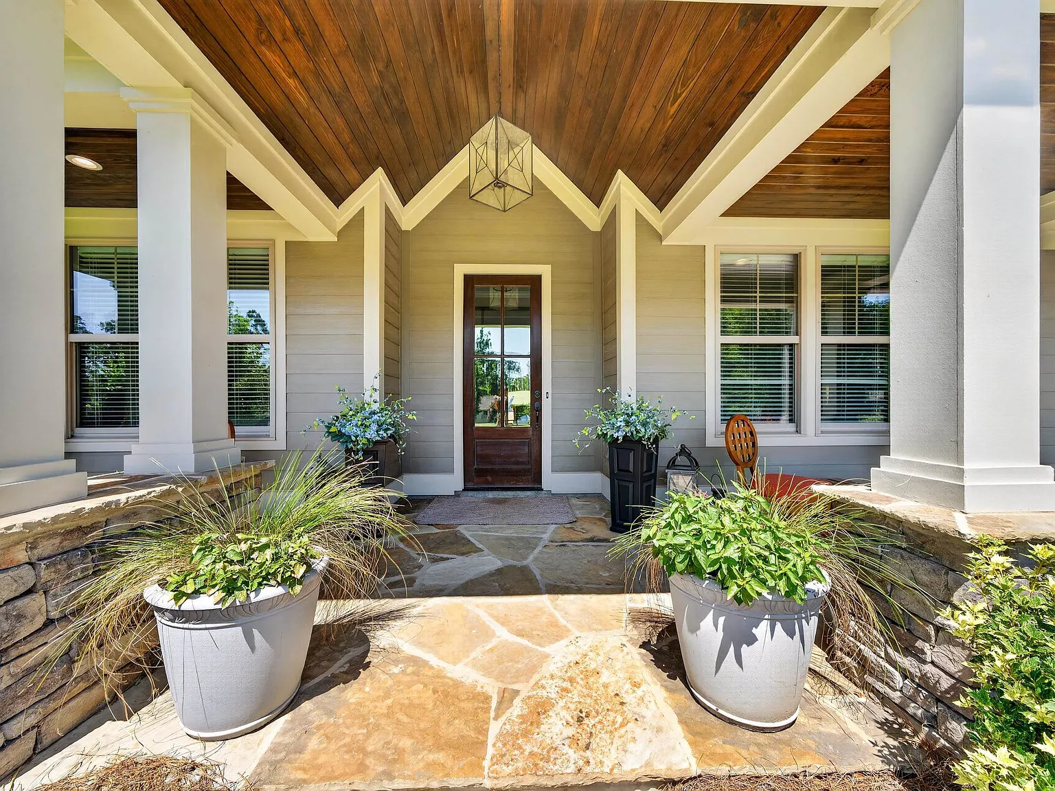 4 bed, 3.0 bath, 2463 sqft, $3,400 — Photo 2