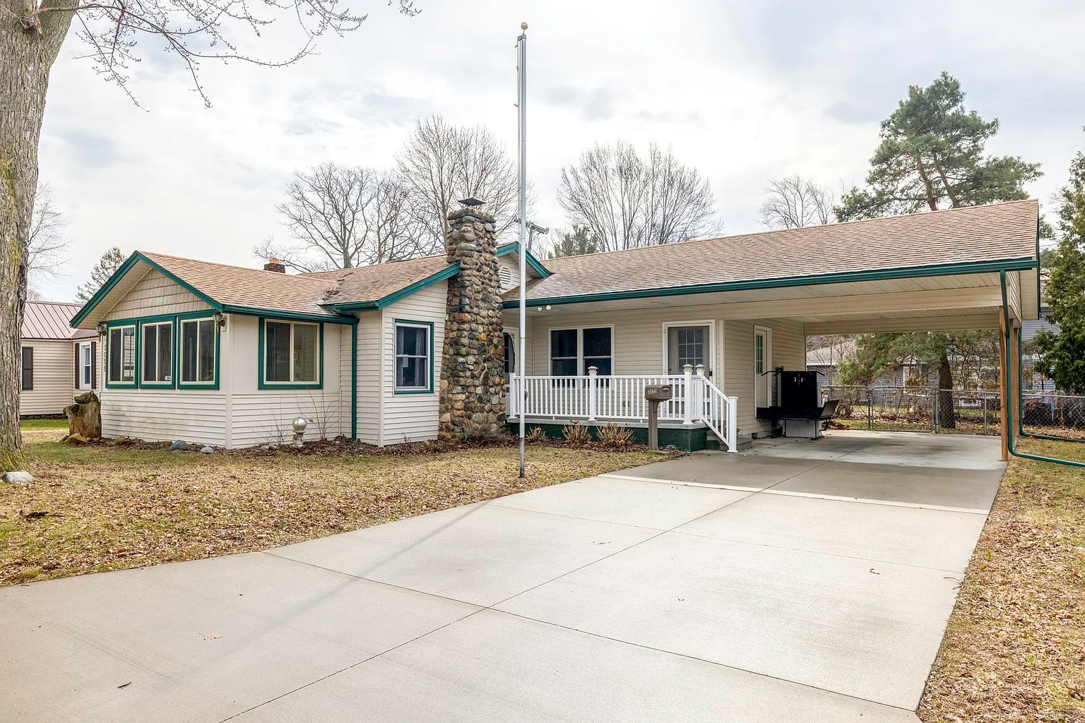 3055 Maplewood Dr photo 1
