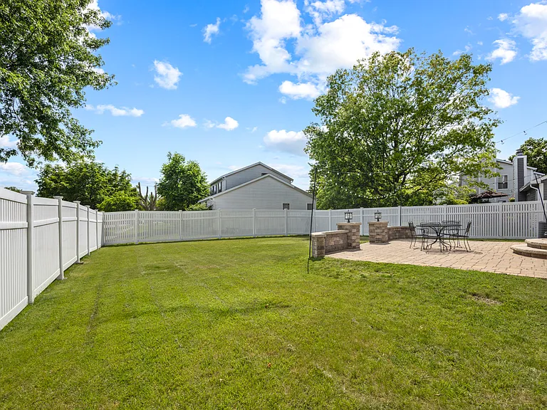 25W055 Canary Ct — Photo 26
