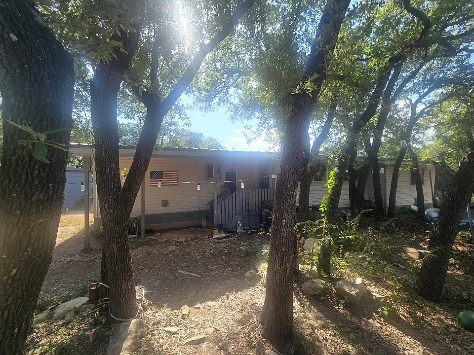 21401 Lindeman Ln