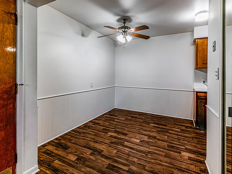 Somerset Manor East Apartments — Photo 23