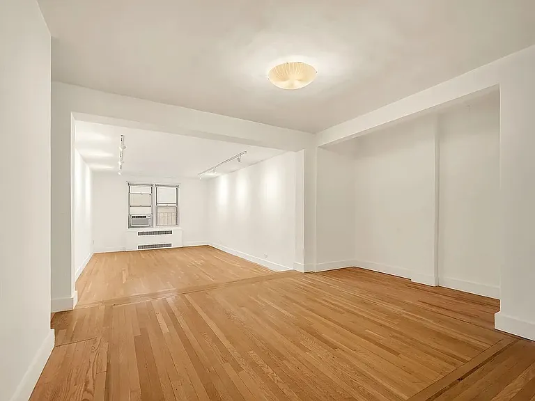 305 W 52nd St #5E — Photo 8