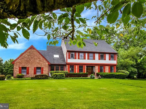 6 Hunters Ln, Southampton, NJ 08088