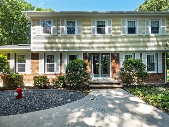 2 Elizabeth Ann Dr, Johnston, RI 02919