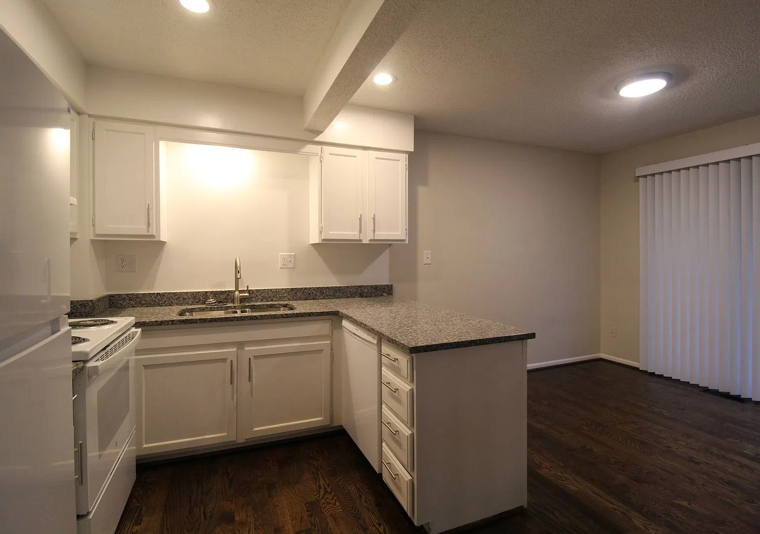 Updated 2 Bedroom 1.5 Bath Duplex In Olathe — Photo 4