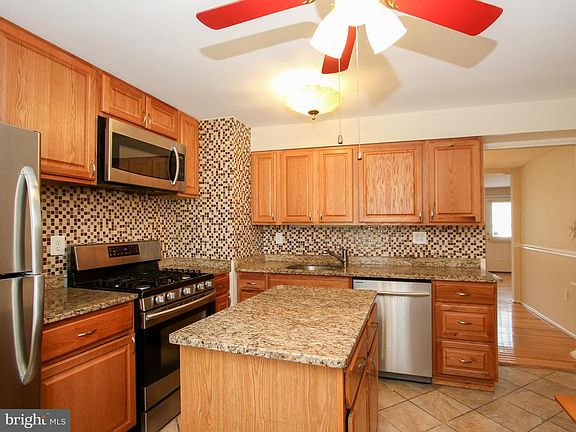 3rd image of 8051 Saint Annes Ct
