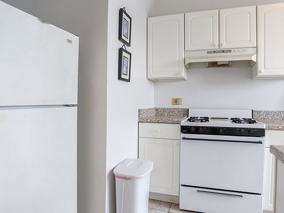 2nd image of 2463 W Gunnison St #3
