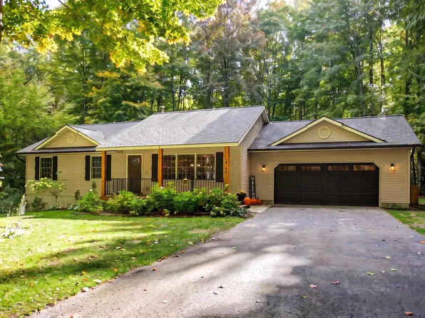 19199 Ridge View Ln, Lake Ann, MI 49650