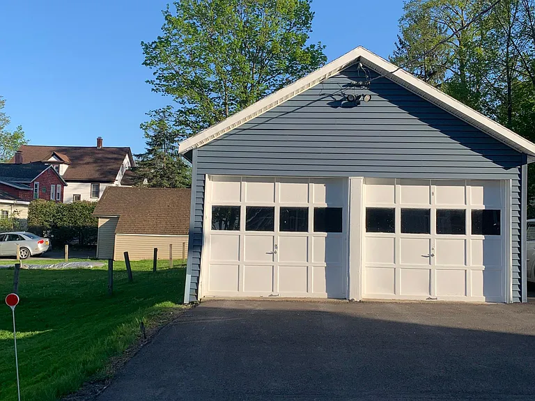Garage & parking to the right