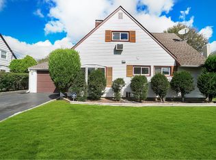 85 Spindle Rd, Hicksville, NY 11801