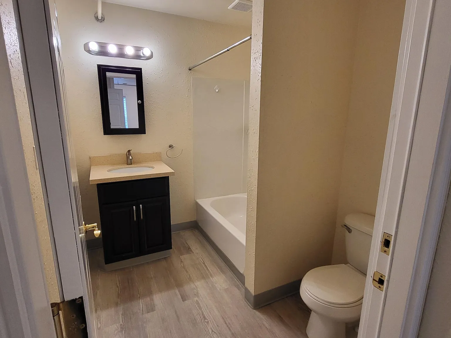 1 bed, 850 sqft, $1,900 — Photo 4