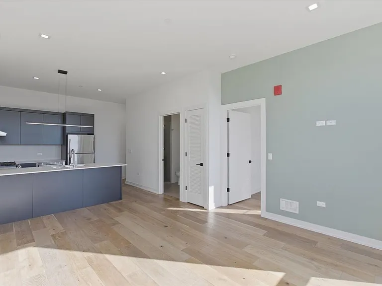 4514 N Clark St #411 — Photo 3