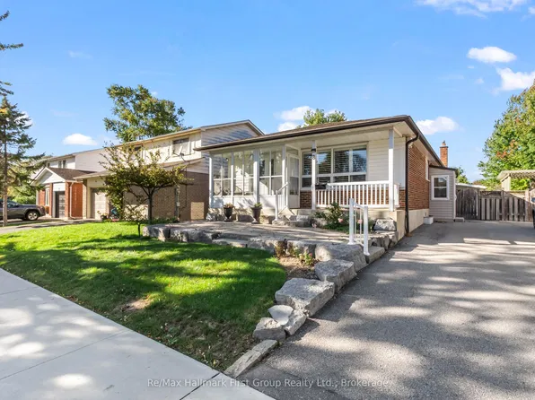 8 Calais St, Whitby, ON L1N 5M1