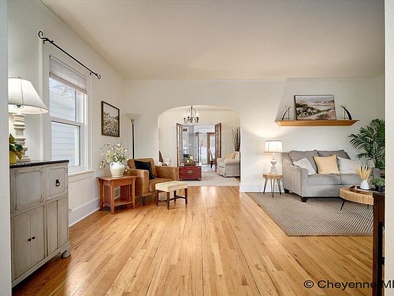 3rd image of 3127 Thomes Ave