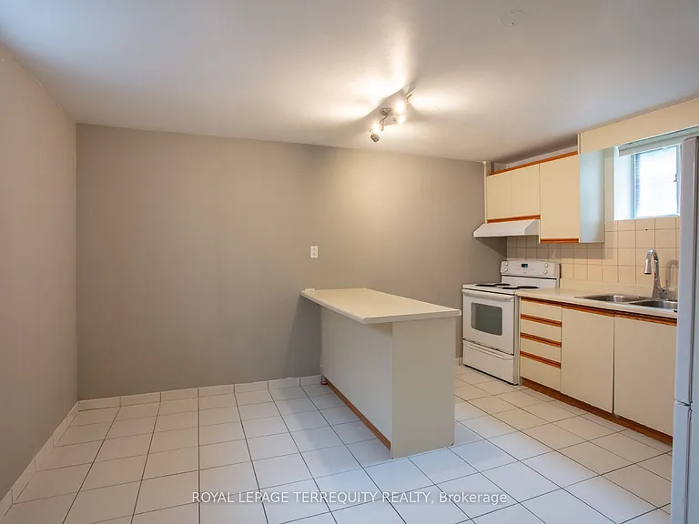 10 Northcliffe Blvd #BASEMENT — Photo 2