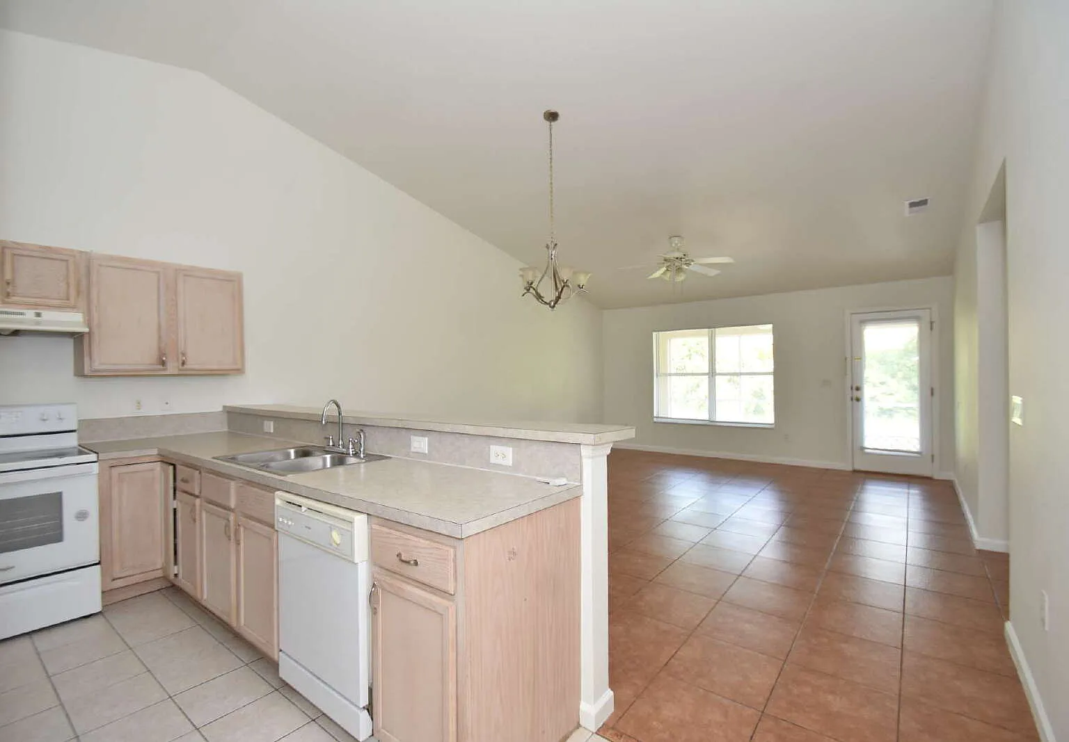 3 bed, 2.0 bath, 1214 sqft, $1,675 — Photo 4