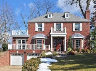 40 Vanderbilt Rd, Manhasset, NY 11030