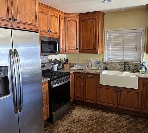 4th image of 3967 Goodwin Ave