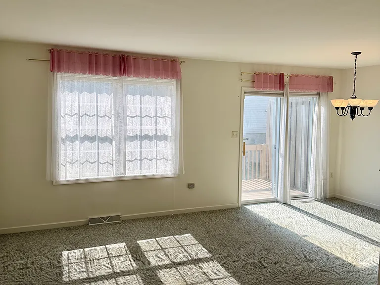105 Acorn Ln — Photo 3