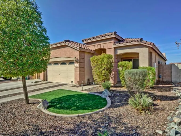 220 E Beth Dr — Photo 1