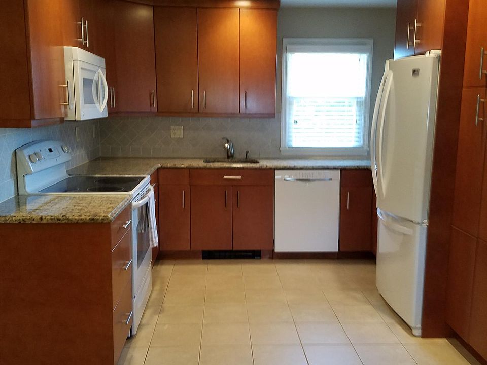 1st image of 129 Arlyn Dr W