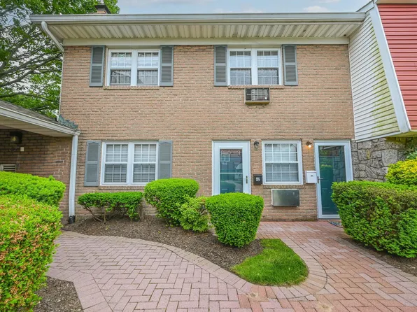 42 Springwood Drive, North Babylon, NY 11703