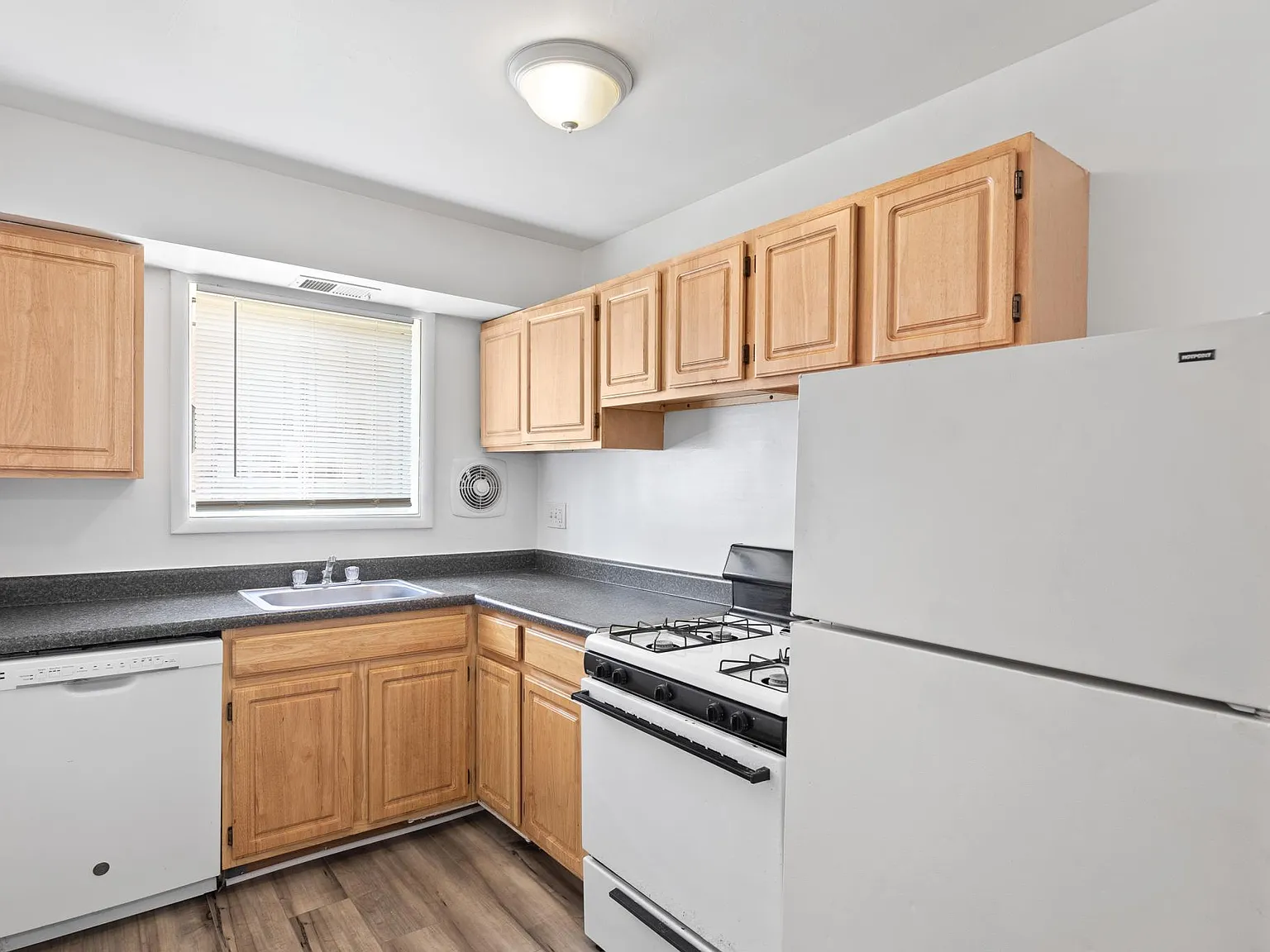 2 bed, 900 sqft, $1,398 — Photo 2