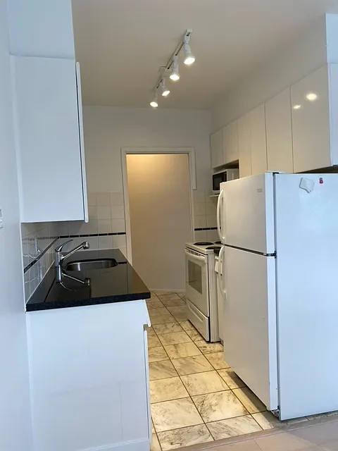 1906 Nelson Street Vancouver — Photo 2
