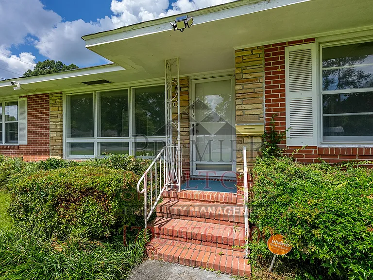 1819 Rosemary Ln — Photo 2