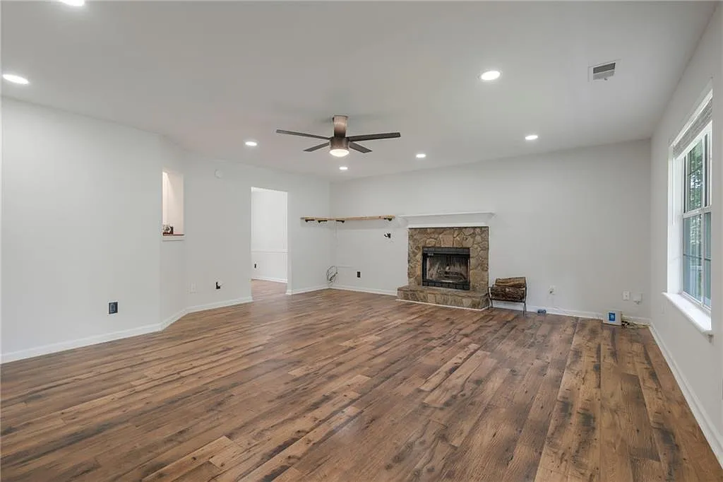 3 bed, 2.5 bath, 1600 sqft, $2,400 — Photo 3