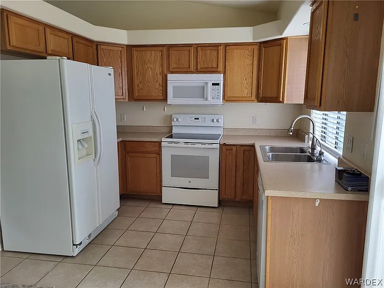 9842 S Phoenix Dr — Photo 2