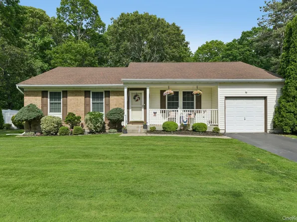15 Chardonnay Drive, Coram, NY 11727