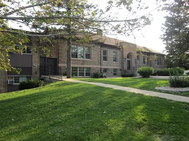 125 E North St — Photo 2