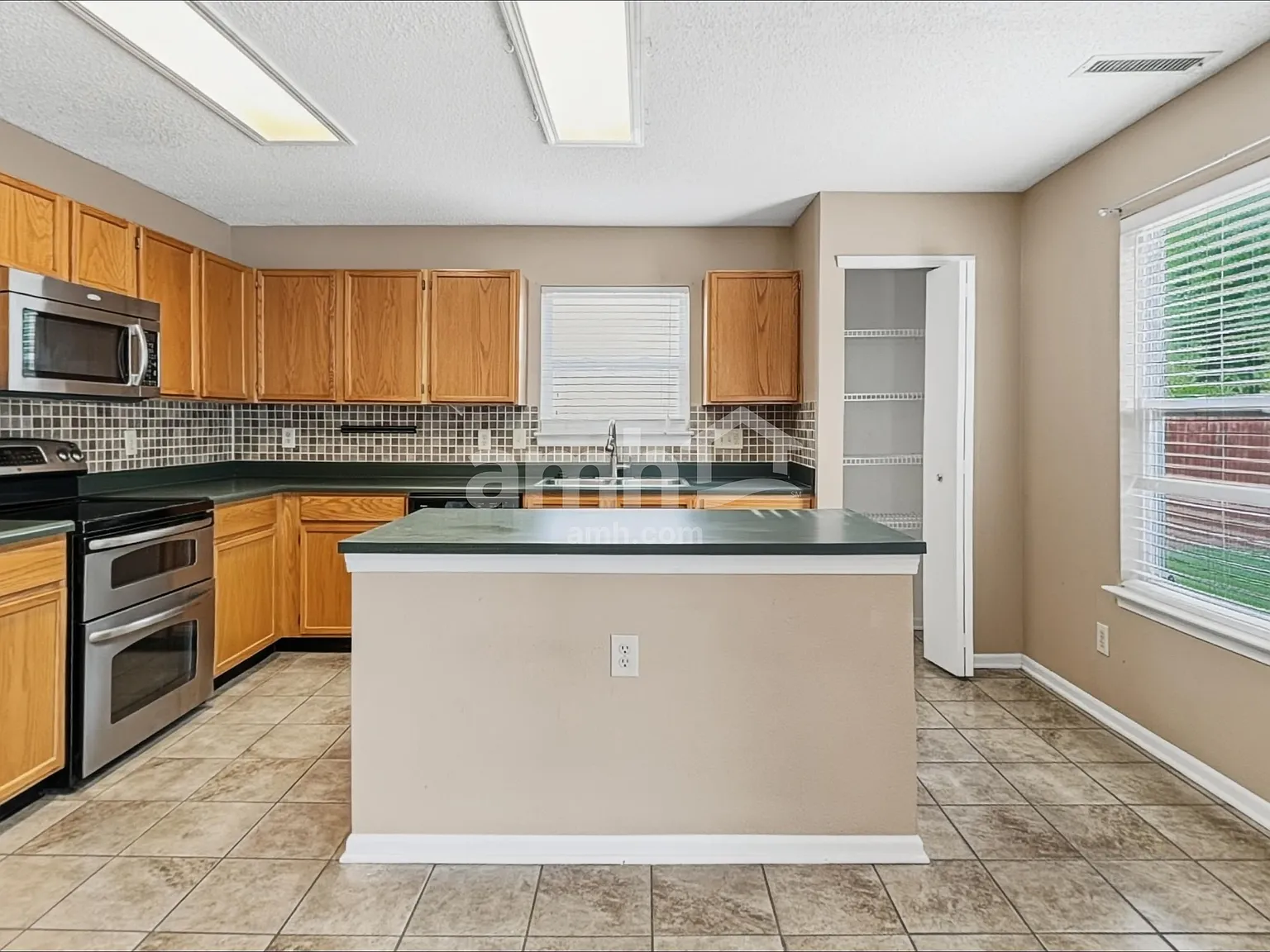 3 bed, 2.5 bath, 3004 sqft, $2,455 — Photo 3