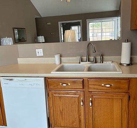 4th image of 2166 Valley Dr