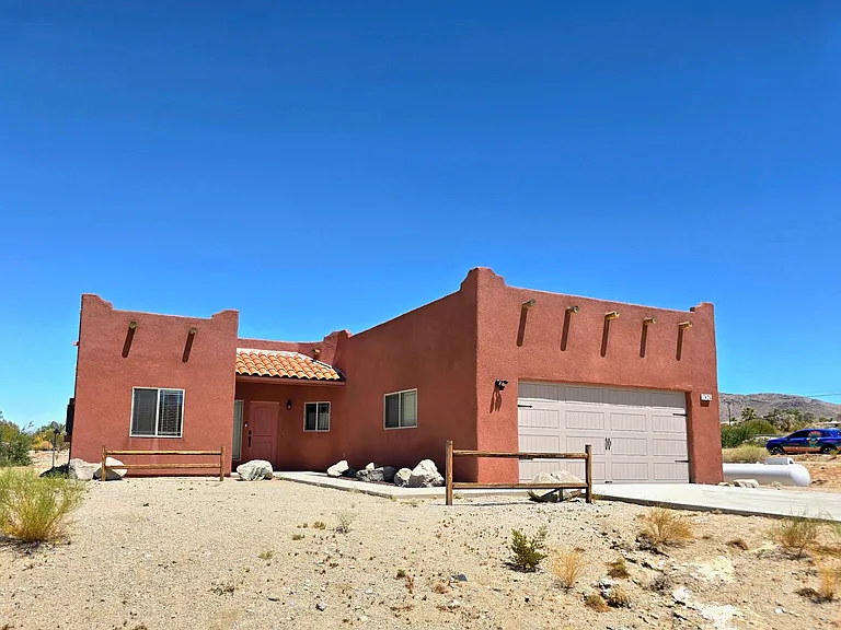 7425 Kellogg Ave — Photo 1