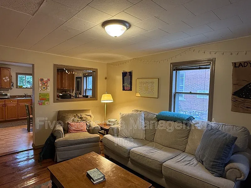 3 bed, 1.0 bath, 1250 sqft, $3,000 — Photo 3