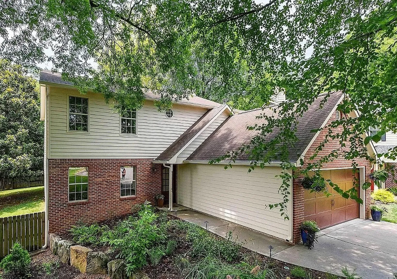 4 Bedroom Home In Knoxville — Photo 1