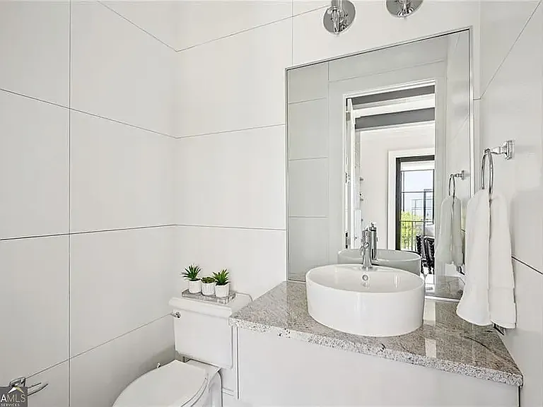 3 bed, 3.5 bath, 2730 sqft, $5,800 — Photo 3