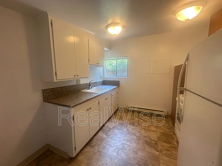 940 SE North St — Photo 9