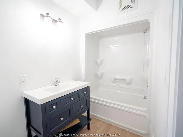 1210 Laurendeau Ave — Photo 9