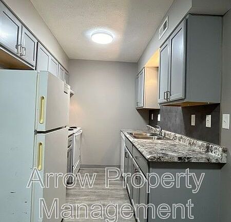 2nd image of 941 Washington St APT 4