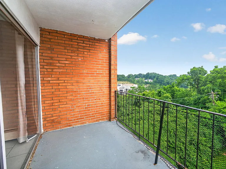 Beechmont Towers — Photo 16
